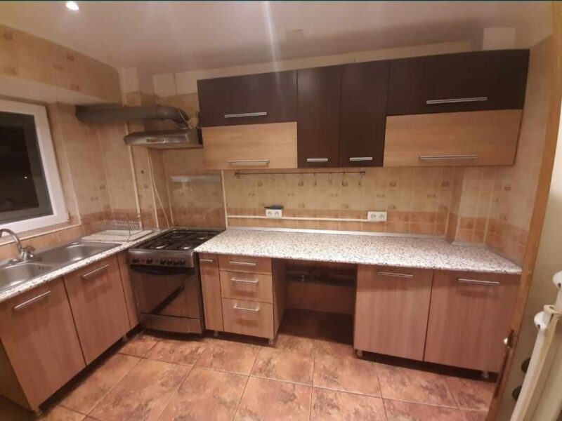 inchiriez apartament 3 camere piata 1 mai