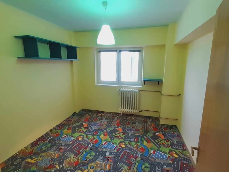 inchiriez apartament 3 camere piata 1 mai