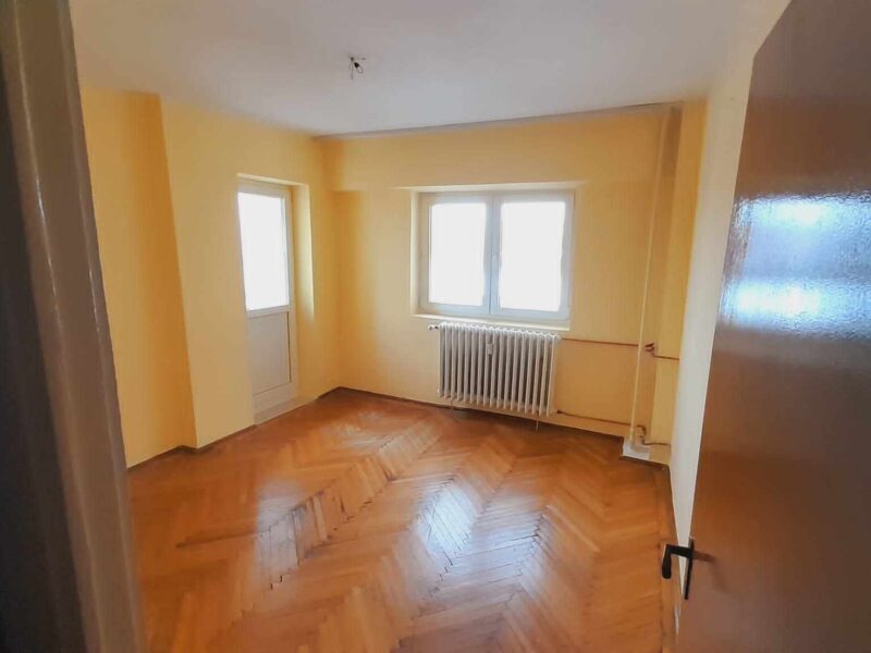 inchiriez apartament 3 camere piata 1 mai
