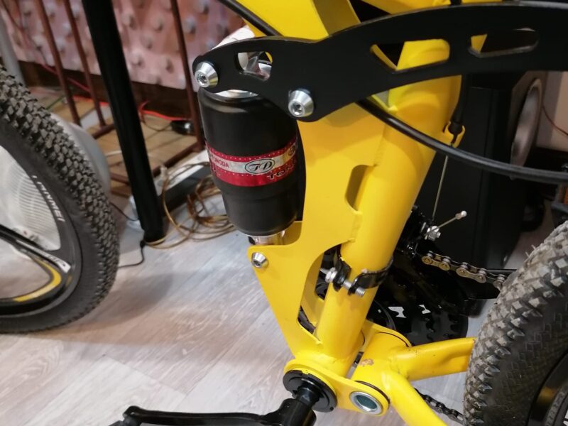 Bicicleta noua MTB sigilata, roti 26” aliaj 6 spite, Shimano, pliabila, frane disc, amortizoare arc